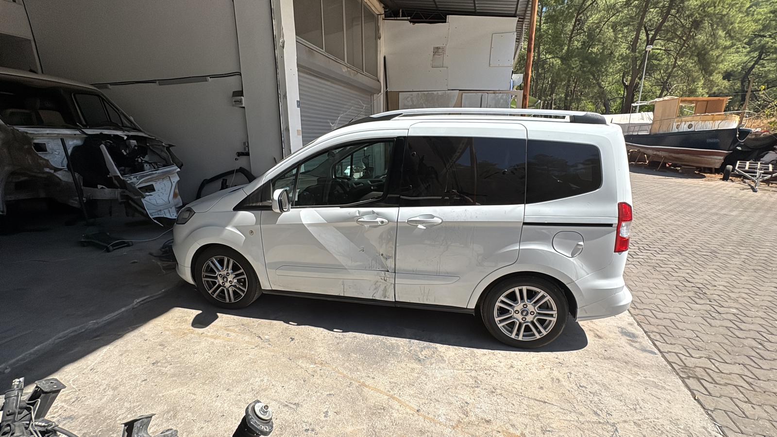 Oto kaporta boya işlemi tamamlanmış araç kaput görünümü